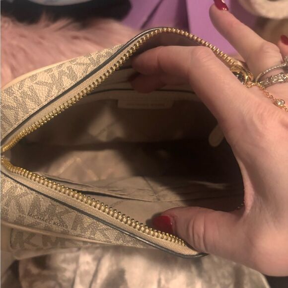 Michael Kors Cream and Gold Signature Logo magnetic pocket Crossbody - Picture 5 of 7